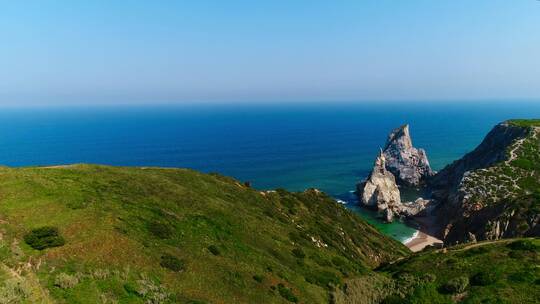 海浪和海滩的俯视图