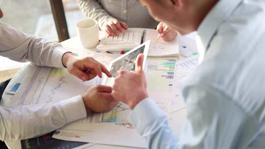企业销售和策划团队开会研究财务数据报表