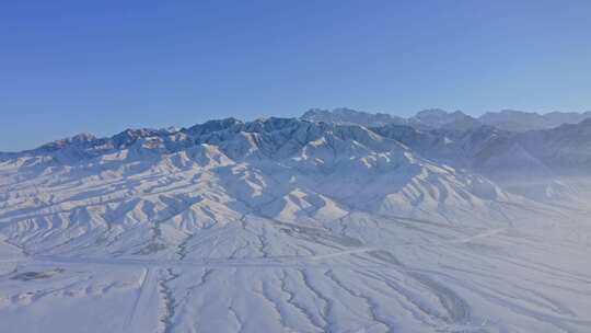 新疆旅行  雪山 日出 山脉 地质地貌