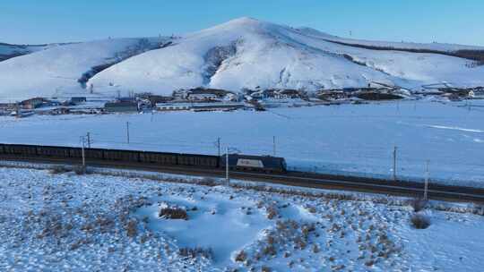 雪原铁路上行驶的货运列车视频素材模板下载