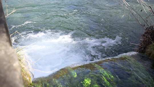 水面波纹近景