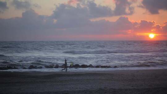 太阳落日海边海水翻滚