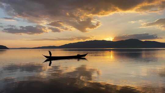 夕阳水上泛舟渔船