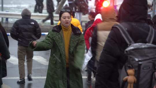 山东威海火炬八街傍晚雪景游客