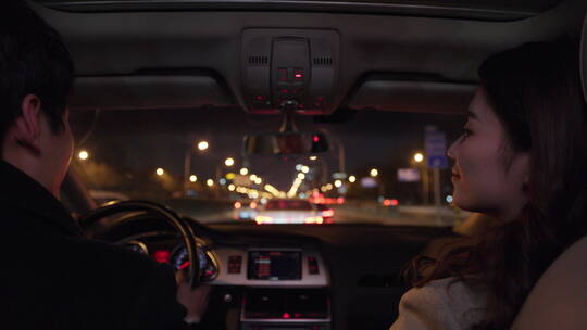 夜晚驾驶汽车出行的青年伴侣视频素材模板下载