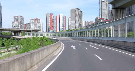 救护车在道路上出动