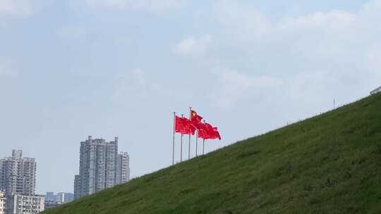 五星红旗迎风飘扬