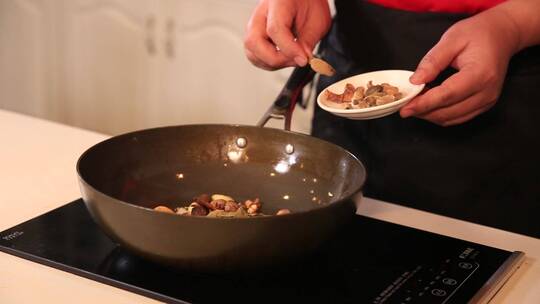 葱姜花椒大料香叶炝锅炒制炖肉底料