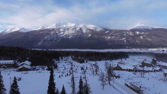 航拍新疆冬季喀纳斯河流晨雾雪山森林雪景