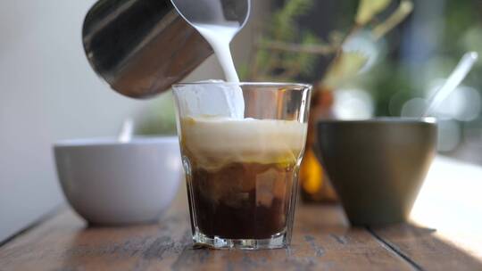 咖啡师用牛奶和冰煮咖啡