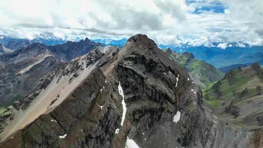 航拍四川阿坝小金大哇梁子垭口草原雪山风光