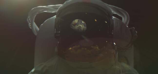 宇航员头盔在外太空反射地球