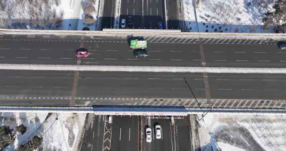 吉林冬季雪后多车行驶的公路航拍