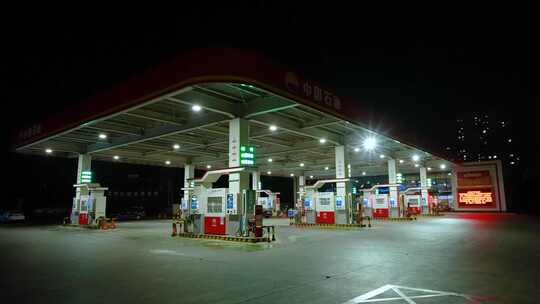 中国石油夜景 加油加油车辆 国石油