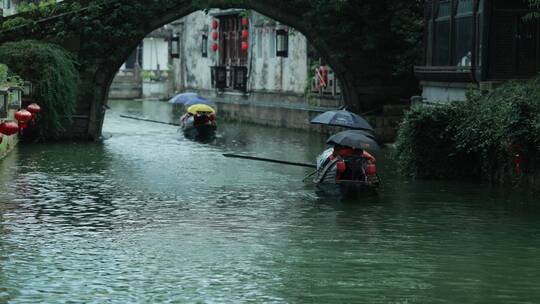 绍兴小雨中仓桥直街桥下两艘乌篷船划过