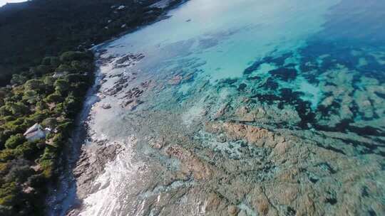 FPV穿越机无人机航拍大海海岛森林蓝天白云