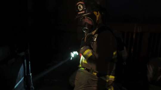 消防员在大楼里用手电筒