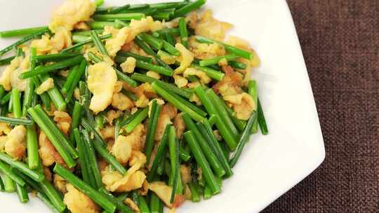 地方特色时令小菜韭苔炒鸡蛋烹饪过程