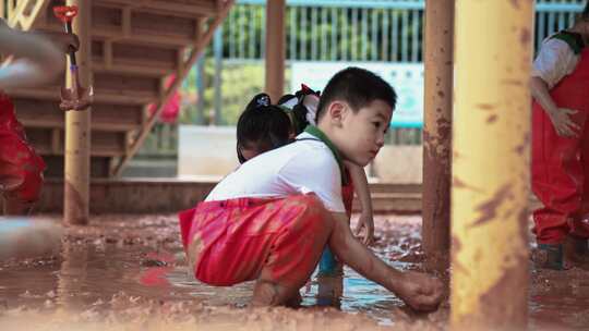 幼儿园老师和小孩欢乐玩耍