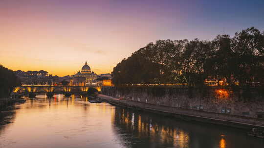 梵蒂冈的圣彼得教皇大教堂和艾莲桥夜灯