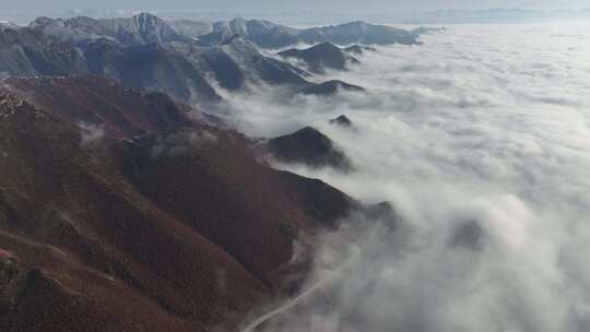 青海互助北山秋景雪山云雾航拍视频