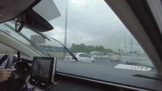 城市下雨天风景车内视角