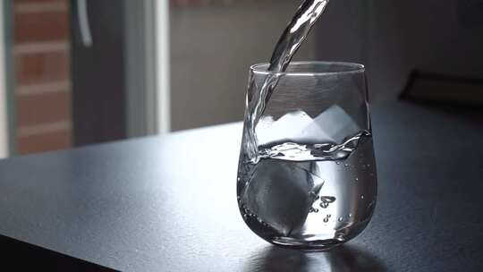 把水倒进玻璃里天然有机矿物质微量元素成分