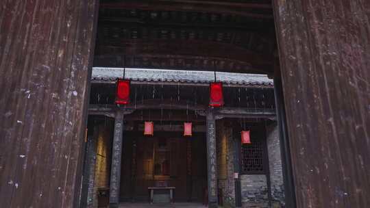 雨季江西赣州关西围屋中式古建筑大雨空镜头