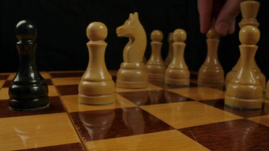 正在下国际象棋