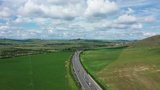 航拍草原天路 草原公路 公路上行驶的汽车