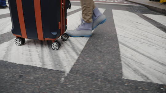 推着行李箱走路的人视频素材模板下载