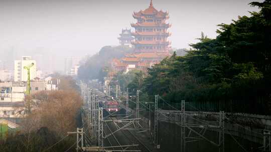 武汉地标黄鹤楼下火车穿过 城市人文风光