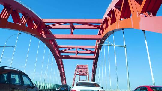 汽车穿过新光大桥开车第一视角视频素材