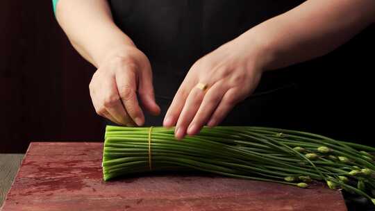 地方特色时令小菜韭苔炒鸡蛋烹饪过程