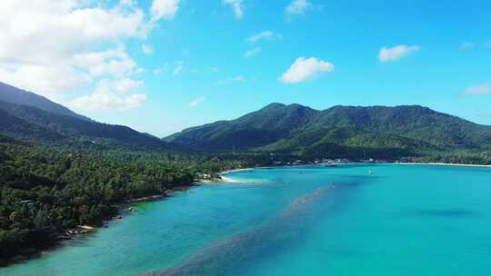 白天头顶上白色沙滩天堂海滩和蓝色海水背景的抽象视图