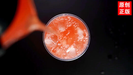 西瓜汁番茄汁饮品果汁冰块升格慢动作实拍