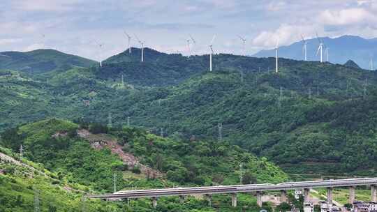 中国高铁动车和谐号驶过山川与村庄