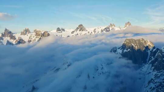 壮观的雪山云海景色