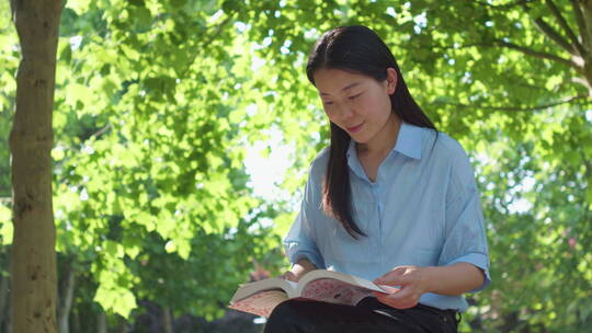 中国女性女人户外公园读书学习知识