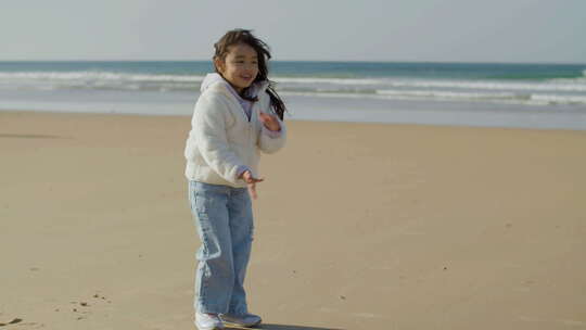 可爱的小女孩在海滩上和爸爸拥抱