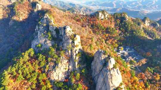 航拍秋天的千山山峰石崖