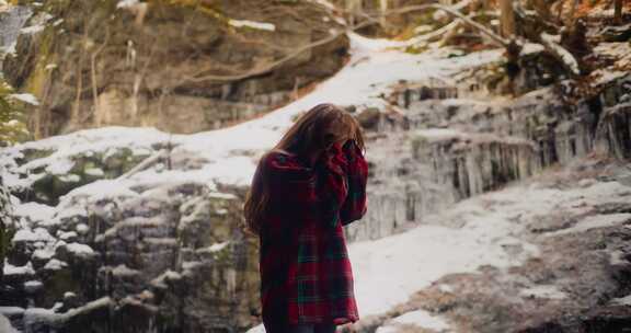 女人，雪，岩石，格子衬衫