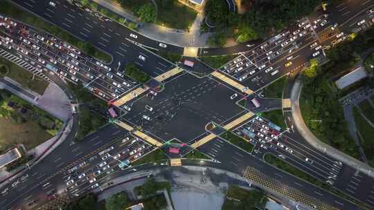 东莞大道-城市十字路口下班高峰期车流