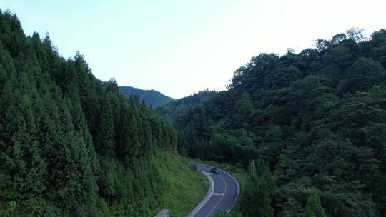 山林公路行车前飞