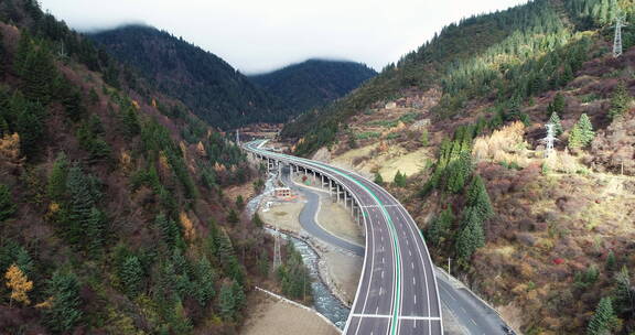 川西航拍风景河谷中的高速公路