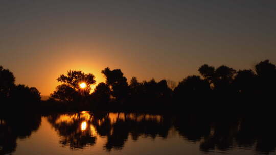 延时拍摄湖上美丽的日出