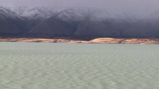 雪山下波光粼粼的湖面