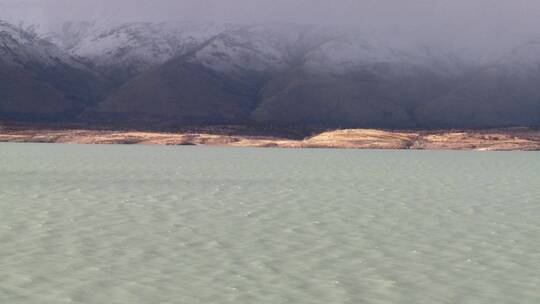 雪山下波光粼粼的湖面视频素材模板下载