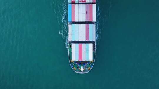 航拍海上超大型集装箱船