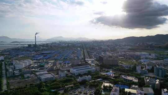 工业区鸟瞰全景，烟囱冒烟景象